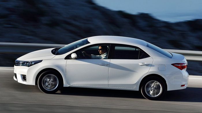 Μετά από την πρόσφατη ανανέωσή του, το Corolla εμφανίζεται με βελτιστοποιημένα σχεδιαστικά στοιχεία και βελτιωμένη οικονομία καυσίμου.